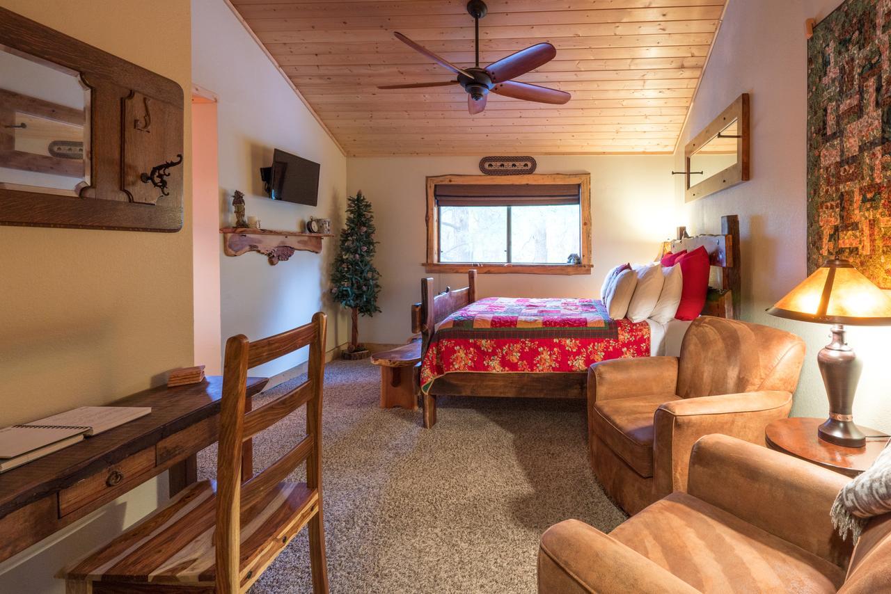 פלאגסטאף Whispering Pines Inn מראה חיצוני תמונה